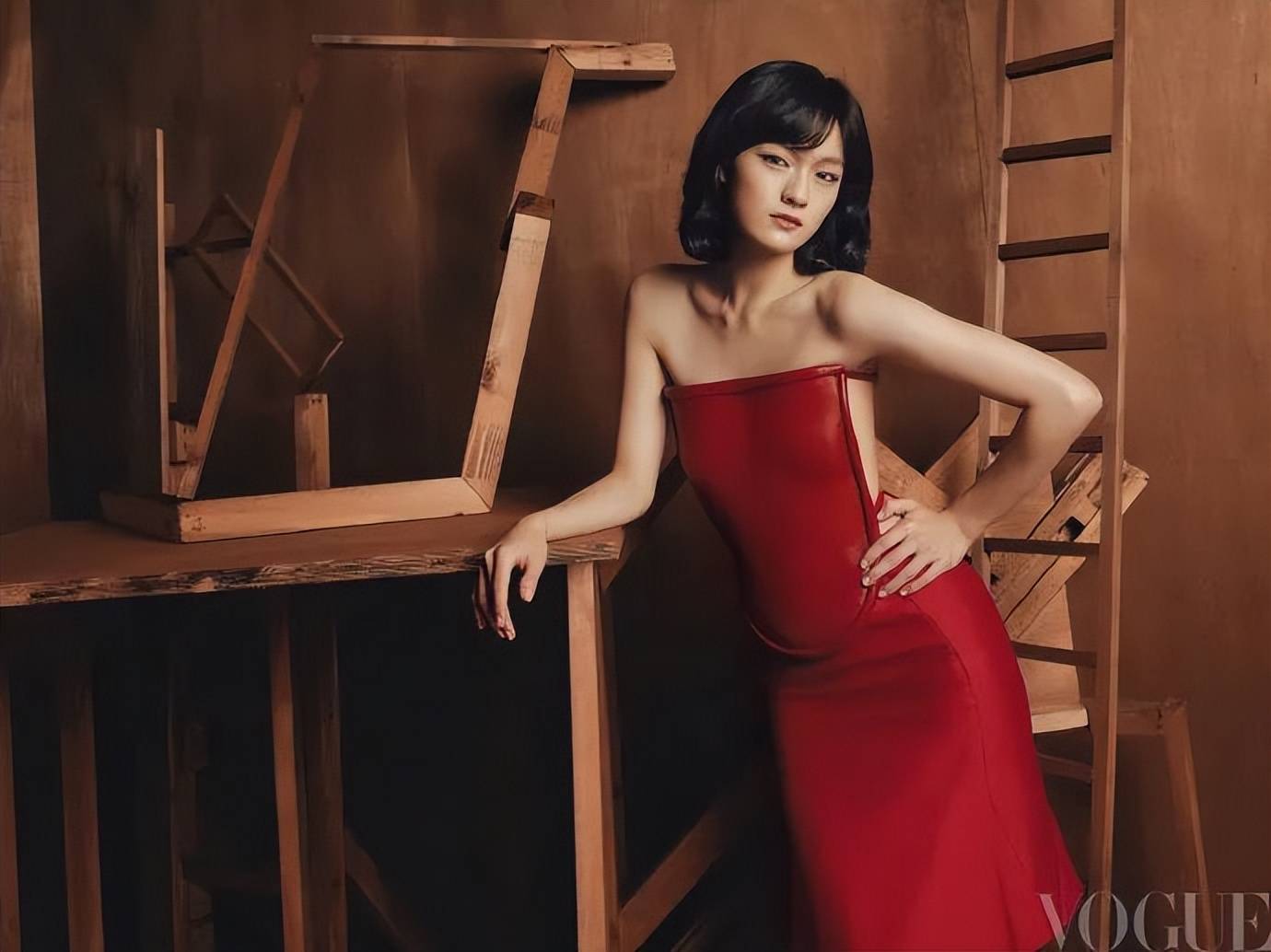 《VOGUE》金九封面！刘亦菲C位杨幂热巴排位争议大-13