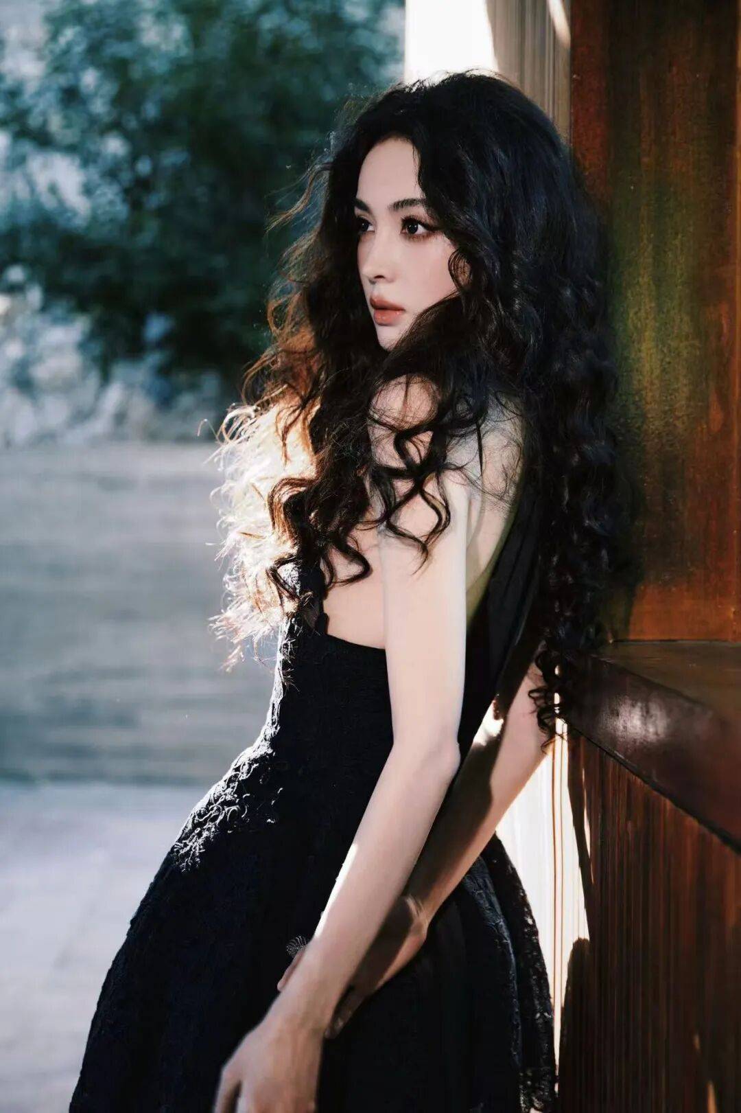 娜扎穿黑色吊带裙露出事业线！魔鬼身材性感热辣-8