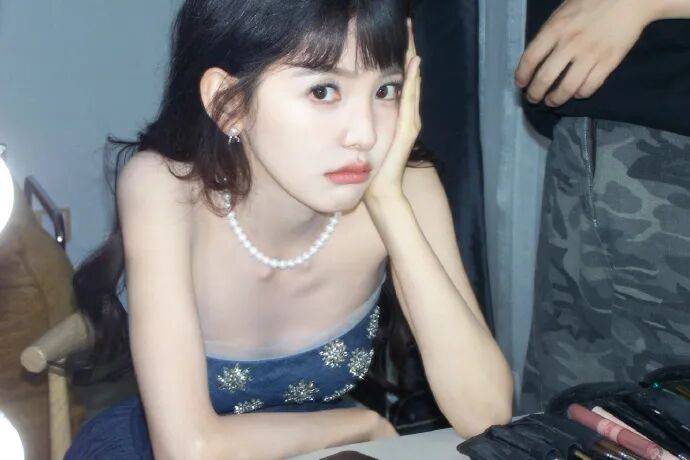 章若楠换新风格!她低胸露背肌肤白皙变成性感辣妹-2 章若楠换新风格!她低胸露背肌肤白皙变成性感辣妹