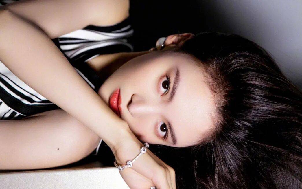 金晨越来越美了！雪肤玉貌造型百变身材曼妙性感撩人-6