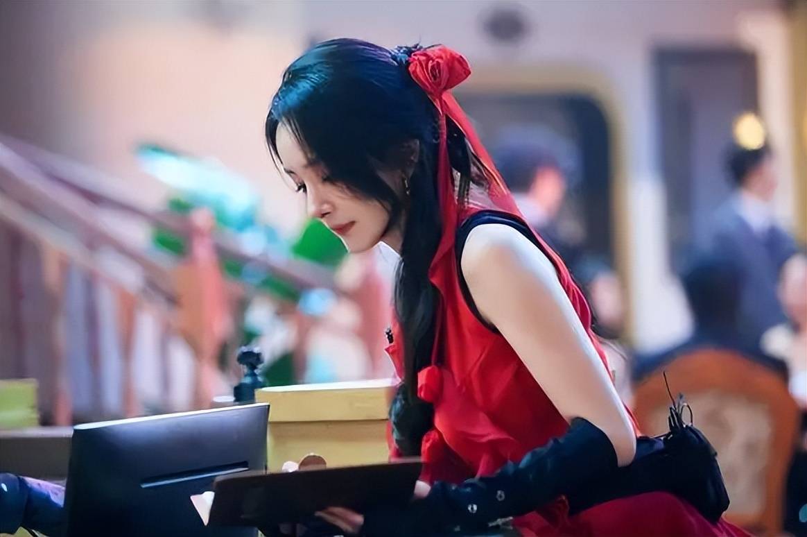 杨幂一袭红色立体花瓣裙,头戴羽毛配饰灵动似少女-6 杨幂一袭红色立体花瓣裙,头戴羽毛配饰灵动似少女