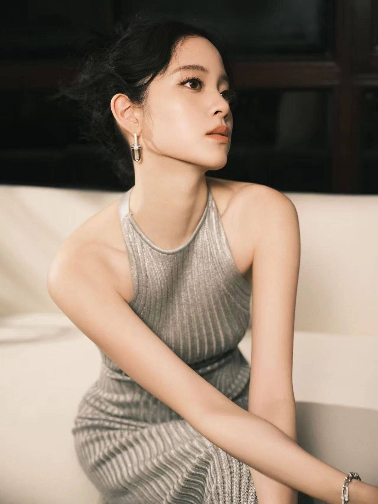 00后女星欧阳娜娜穿灰色裙露出美背！曼妙身材性感撩人