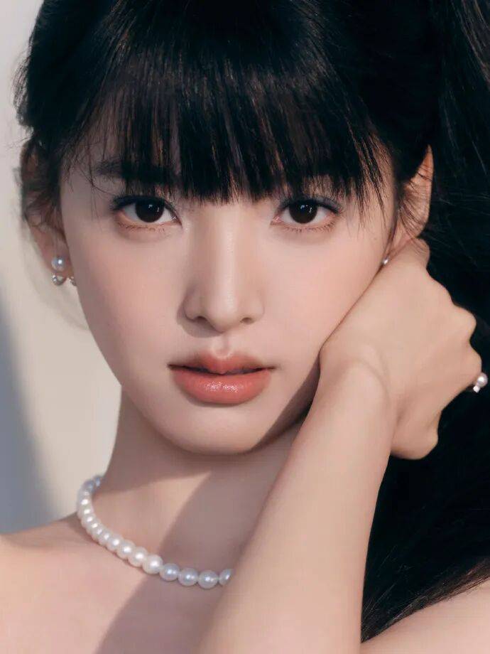 章若楠换新风格!她低胸露背肌肤白皙变成性感辣妹-6 章若楠换新风格!她低胸露背肌肤白皙变成性感辣妹