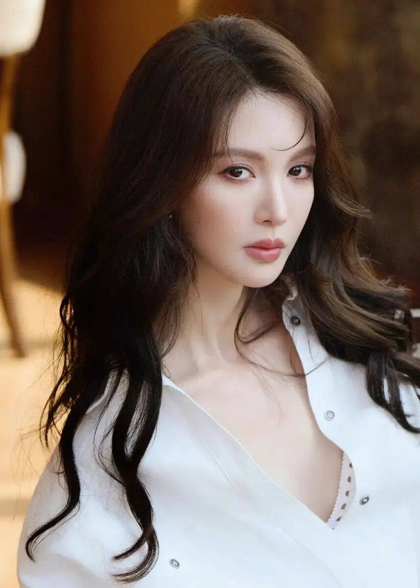金晨越来越美了！雪肤玉貌造型百变身材曼妙性感撩人-1