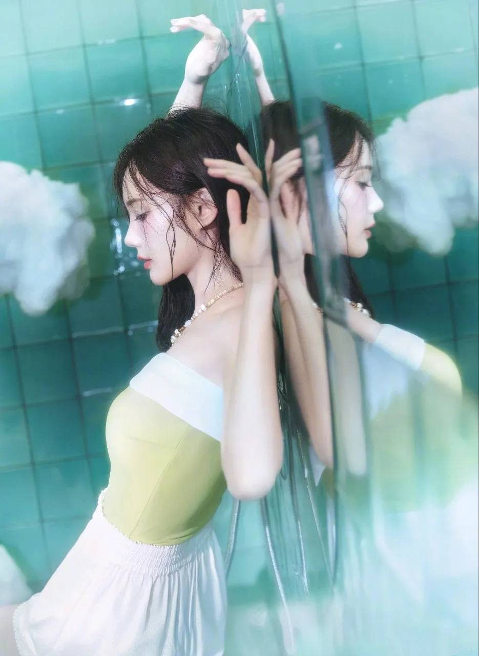 李一桐的浴室写真大片，纯欲俏皮太可爱