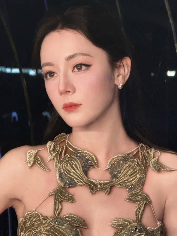 迪丽热巴穿蓝白镂空高定裙超美!火辣身材性感迷人-1 迪丽热巴穿蓝白镂空高定裙超美!火辣身材性感迷人