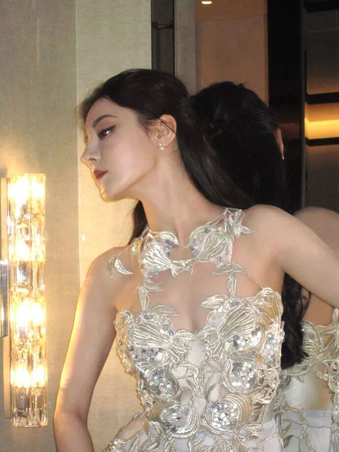 迪丽热巴穿蓝白镂空高定裙超美!火辣身材性感迷人-2 迪丽热巴穿蓝白镂空高定裙超美!火辣身材性感迷人