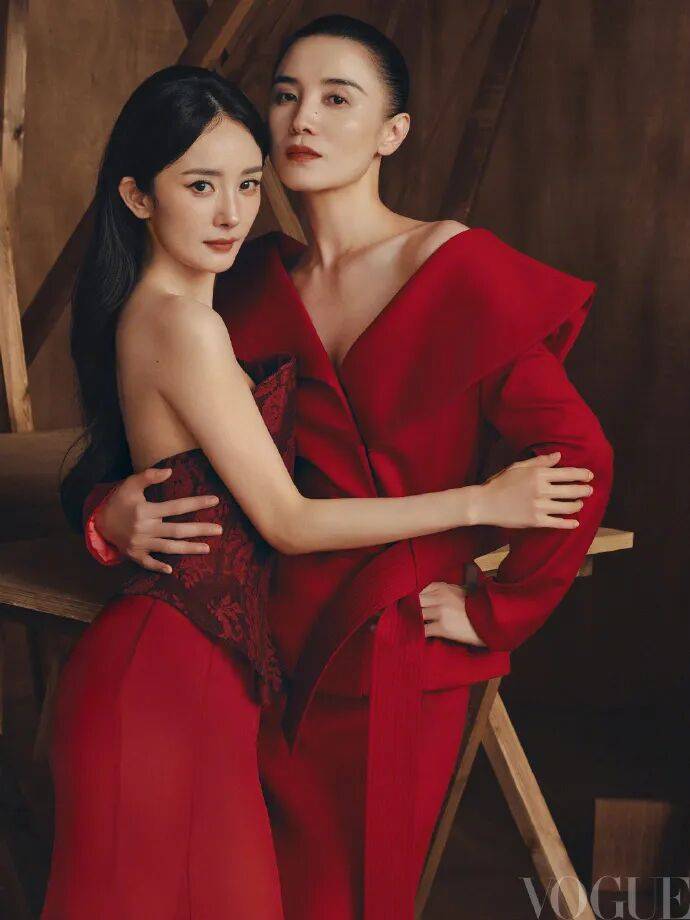 《VOGUE》金九封面！刘亦菲C位杨幂热巴排位争议大-2
