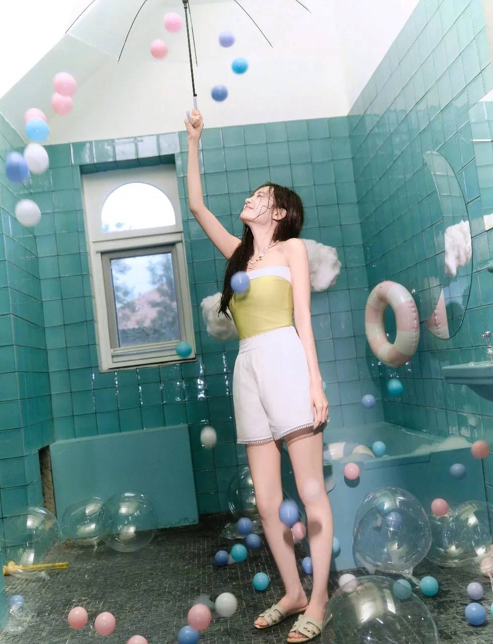 李一桐的浴室写真大片，纯欲俏皮太可爱