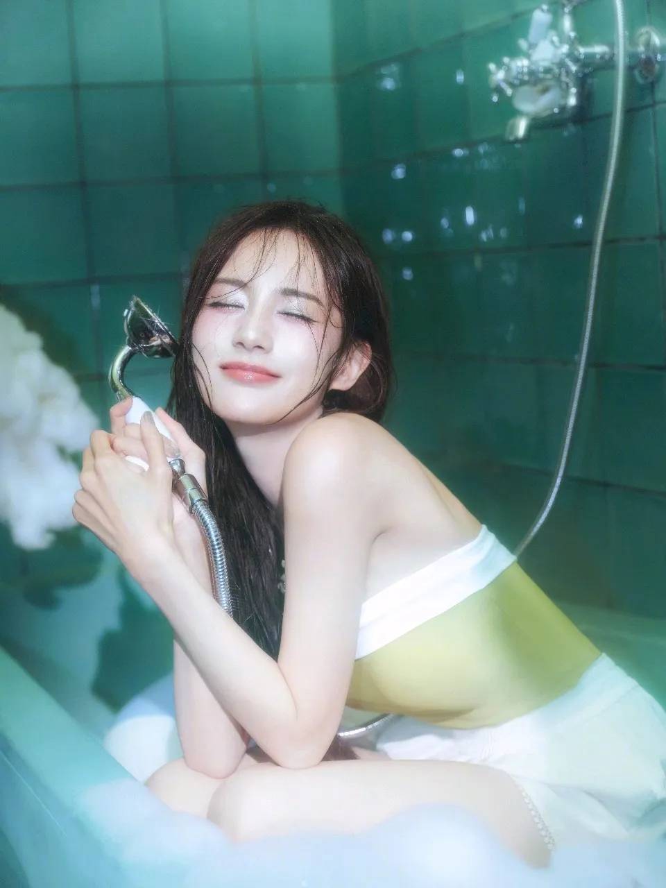 李一桐的浴室写真大片，纯欲俏皮太可爱