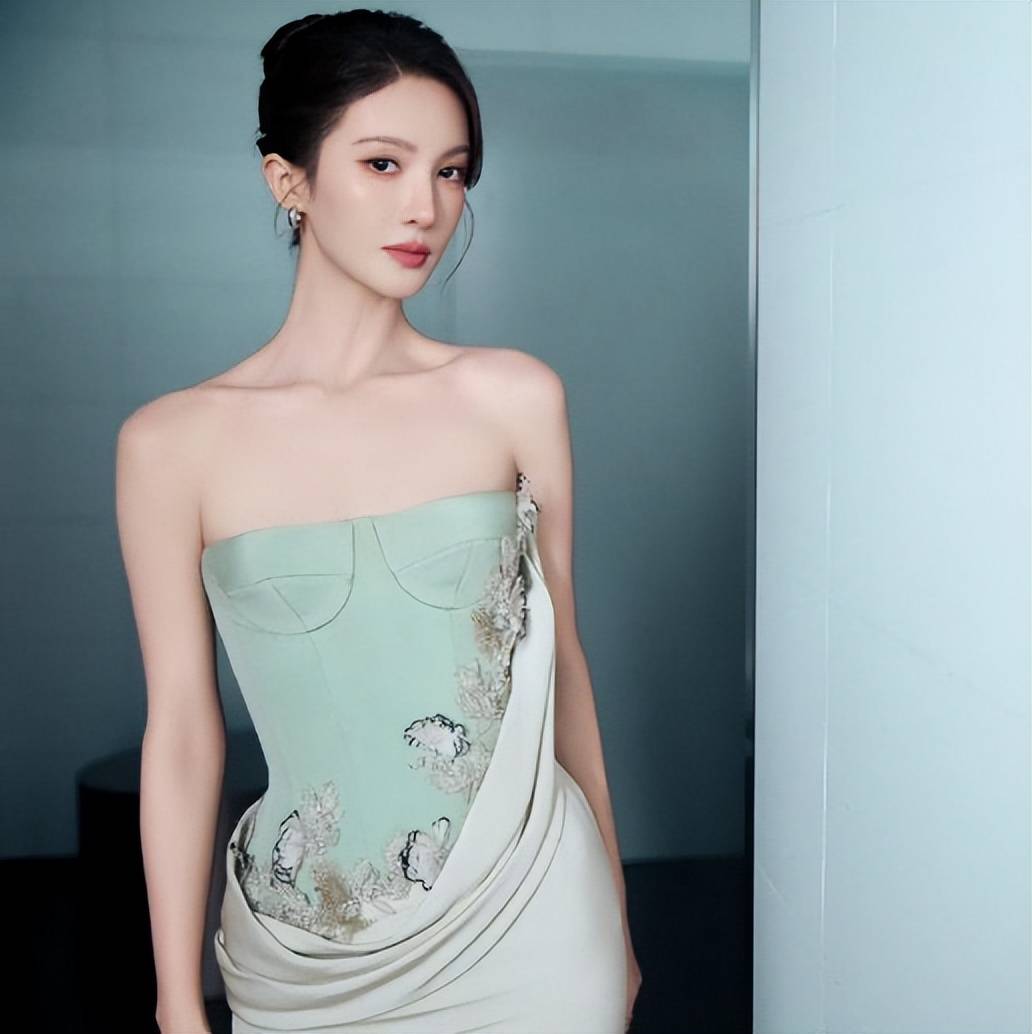 金晨越来越美了！雪肤玉貌造型百变身材曼妙性感撩人-2