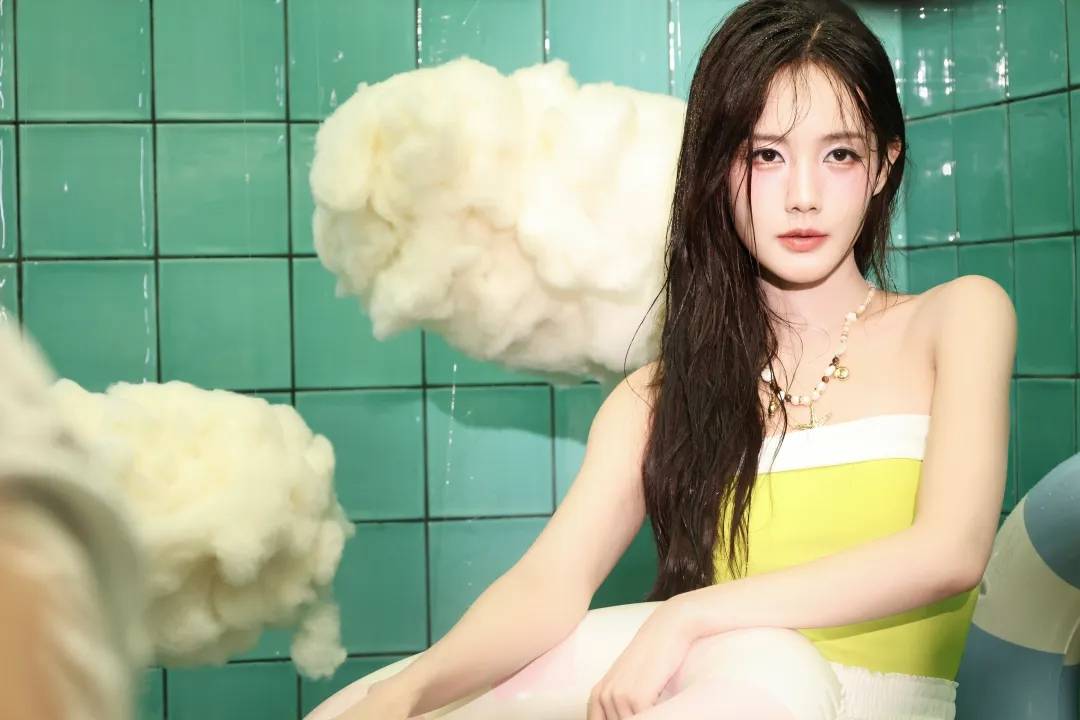 李一桐的浴室写真大片，纯欲俏皮太可爱