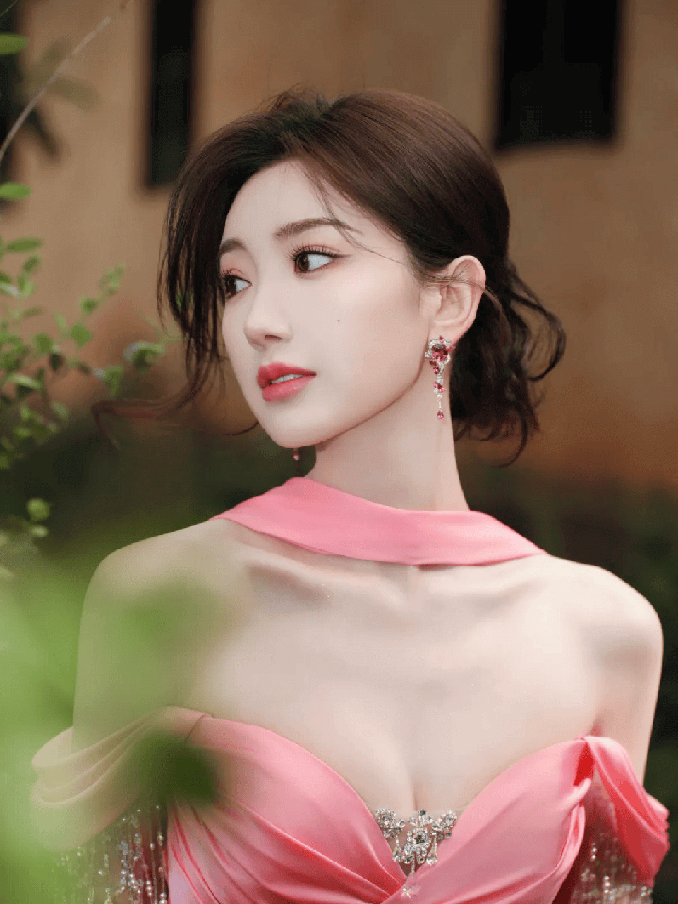 毛晓彤靓丽露出事业线！肤白貌美大长腿撩人