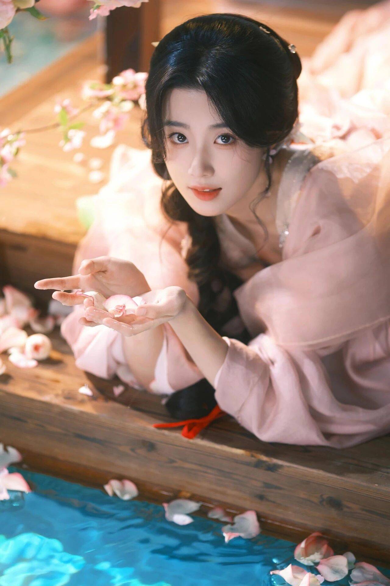 卢昱晓的粉色写真，这样的她也太妖娆了吧！-4