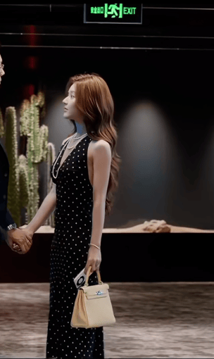 《许我耀眼》“打人包”卖断货，赵露思同款含金量还在提升-8