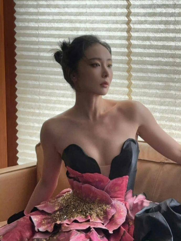 高叶一袭艺术感礼服裙惊艳众人，饱满曲线尽显成熟女性魅力-7