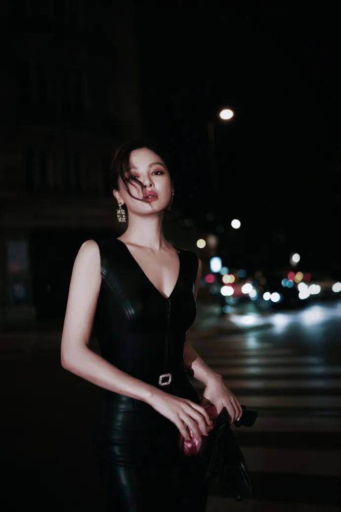 辛芷蕾穿黑色紧身皮裙露出事业线！曼妙身材性感火辣