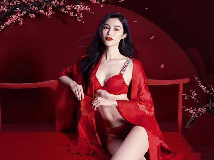 何穗维密内衣大片回顾，这身材不愧是超模，性感魅力太大了-9