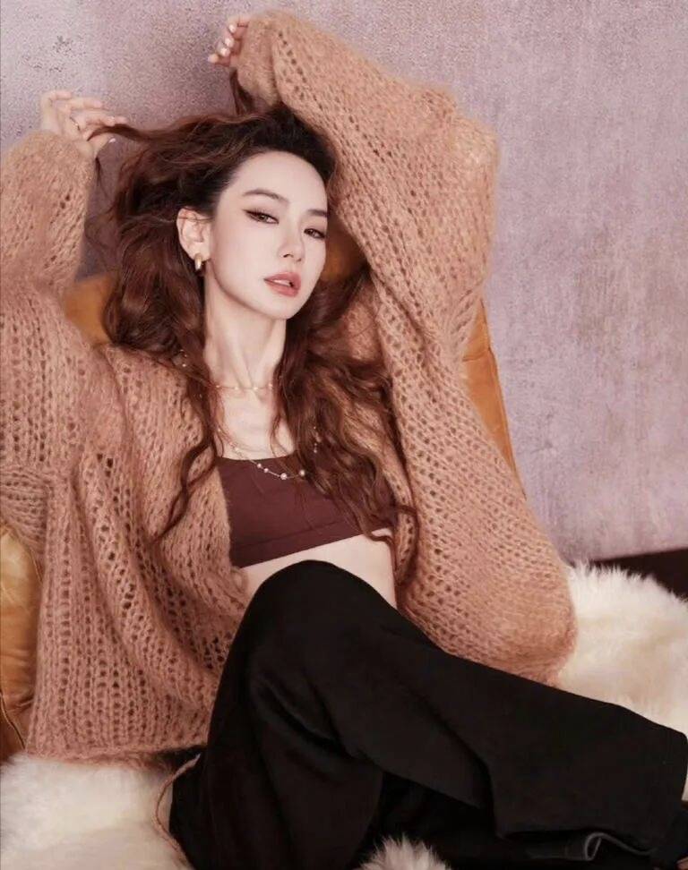 戚薇镂空针织衫搭配黑色吊带,她随性街头感的流动美学-4 戚薇镂空针织衫搭配黑色吊带,她随性街头感的流动美学