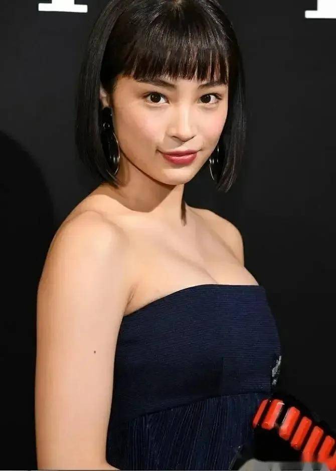 日本90后女星广濑铃绝美写真！魔鬼身材性感火辣