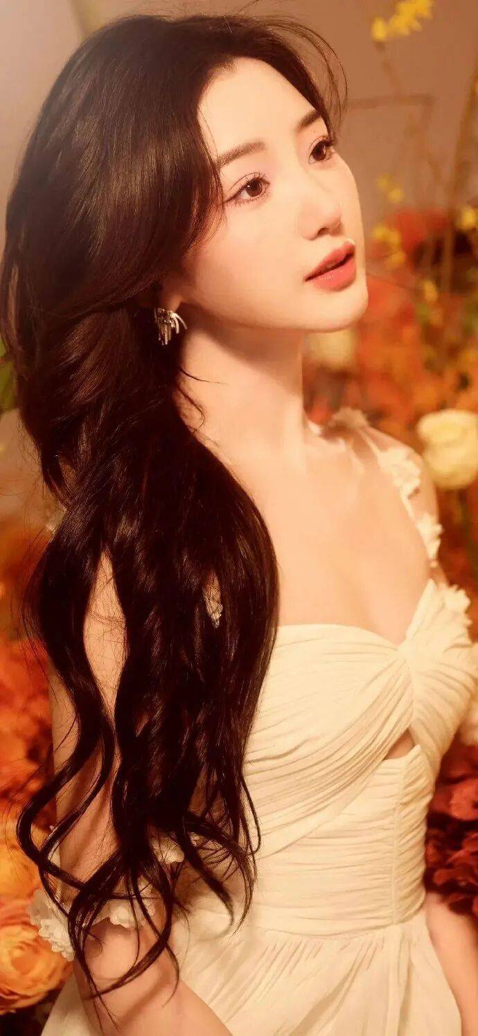 毛晓彤靓丽露出事业线！肤白貌美大长腿撩人