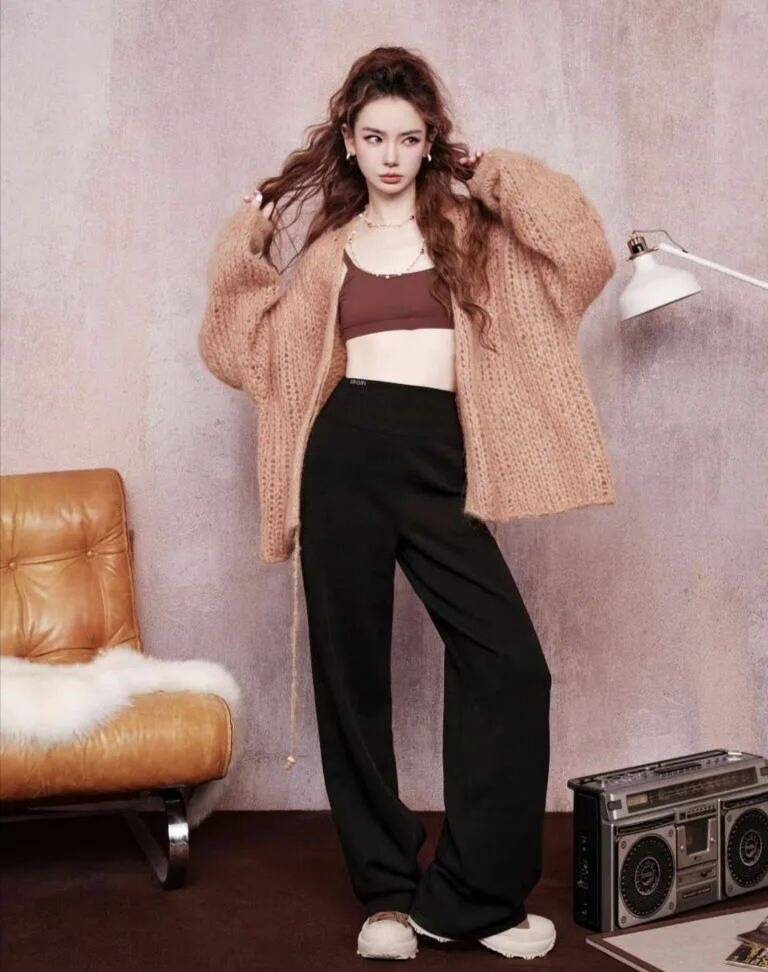 戚薇镂空针织衫搭配黑色吊带,她随性街头感的流动美学-6 戚薇镂空针织衫搭配黑色吊带,她随性街头感的流动美学