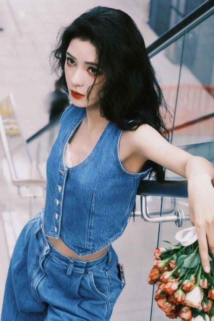 张予曦牛仔酷飒风暴来袭，飒与美交织的视觉狂欢，谁能顶得住！