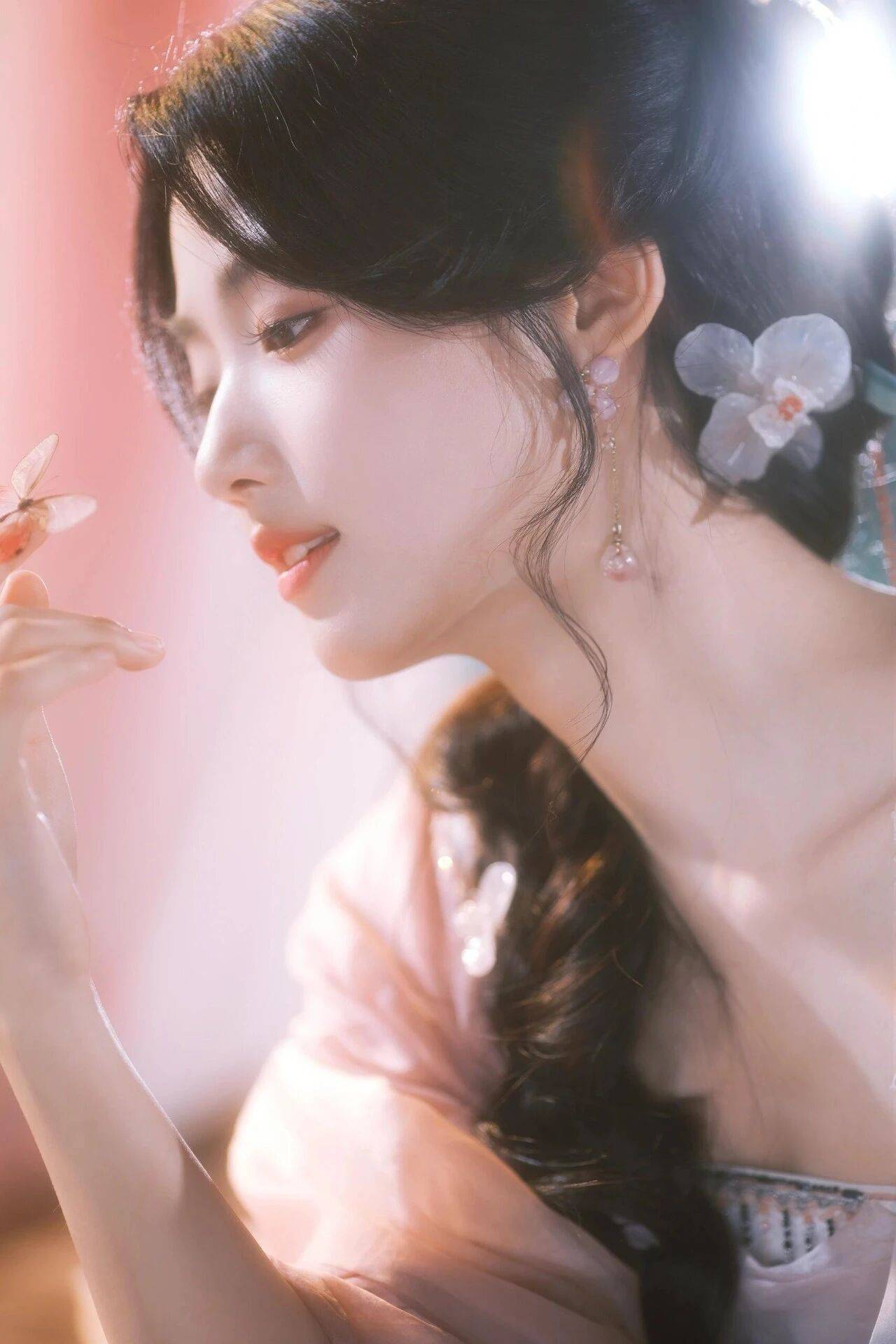 卢昱晓的粉色写真，这样的她也太妖娆了吧！-1