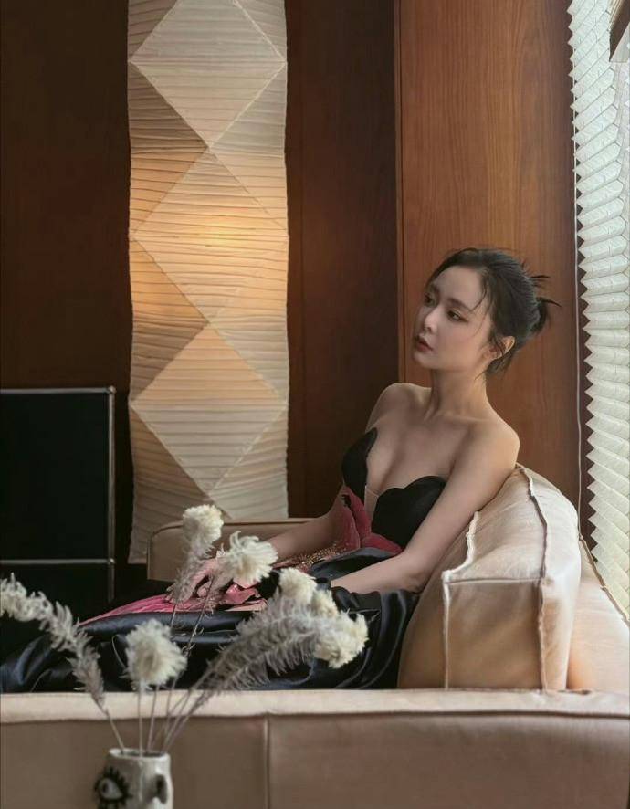高叶一袭艺术感礼服裙惊艳众人，饱满曲线尽显成熟女性魅力-4
