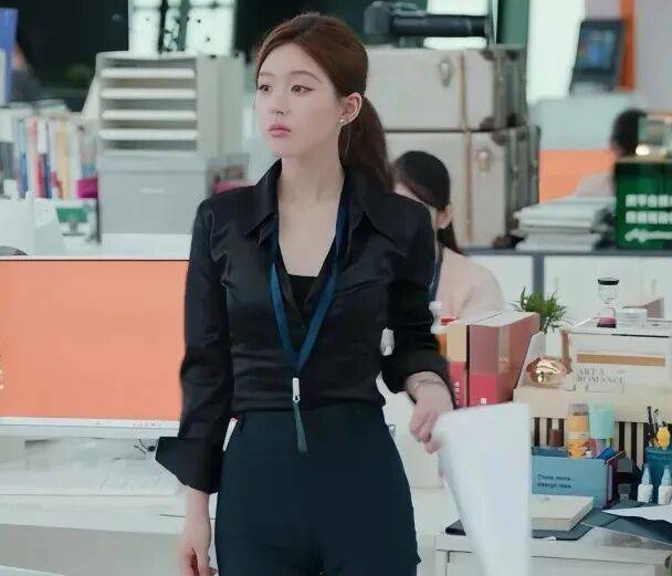 《许我耀眼》“打人包”卖断货，赵露思同款含金量还在提升-23