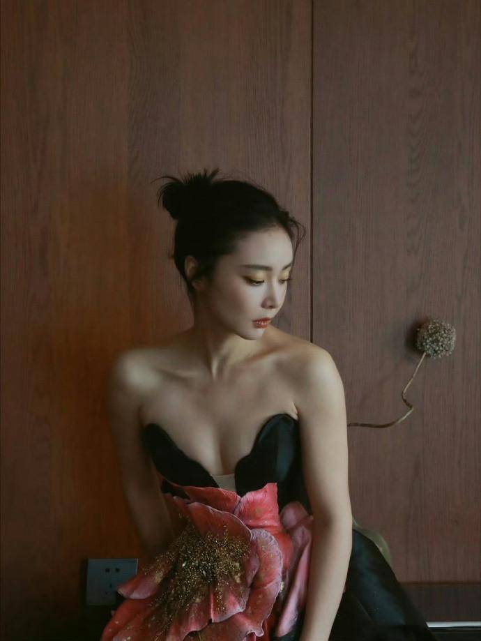 高叶一袭艺术感礼服裙惊艳众人，饱满曲线尽显成熟女性魅力-5