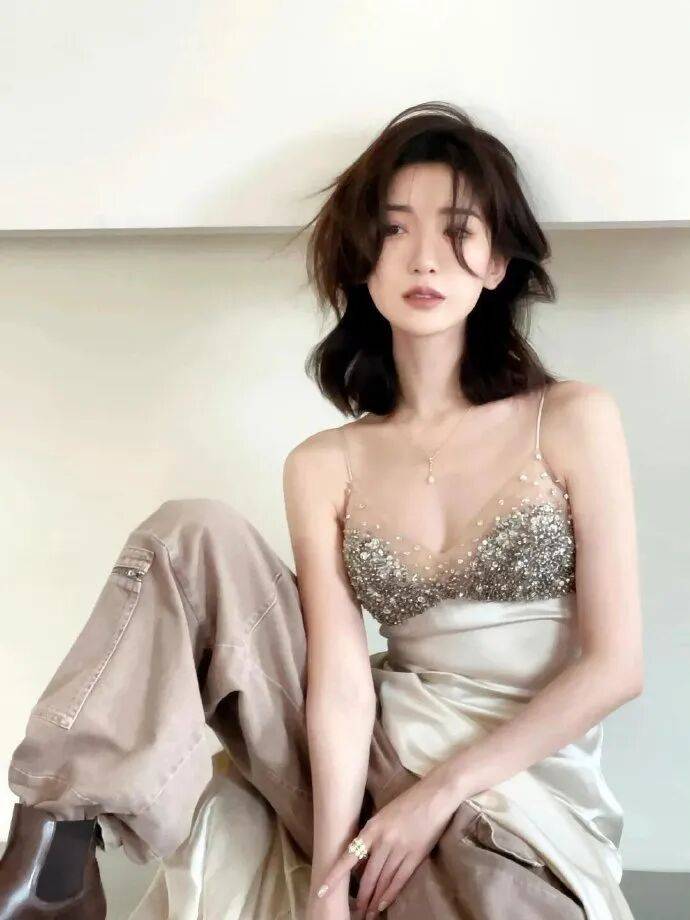 毛晓彤靓丽露出事业线！肤白貌美大长腿撩人