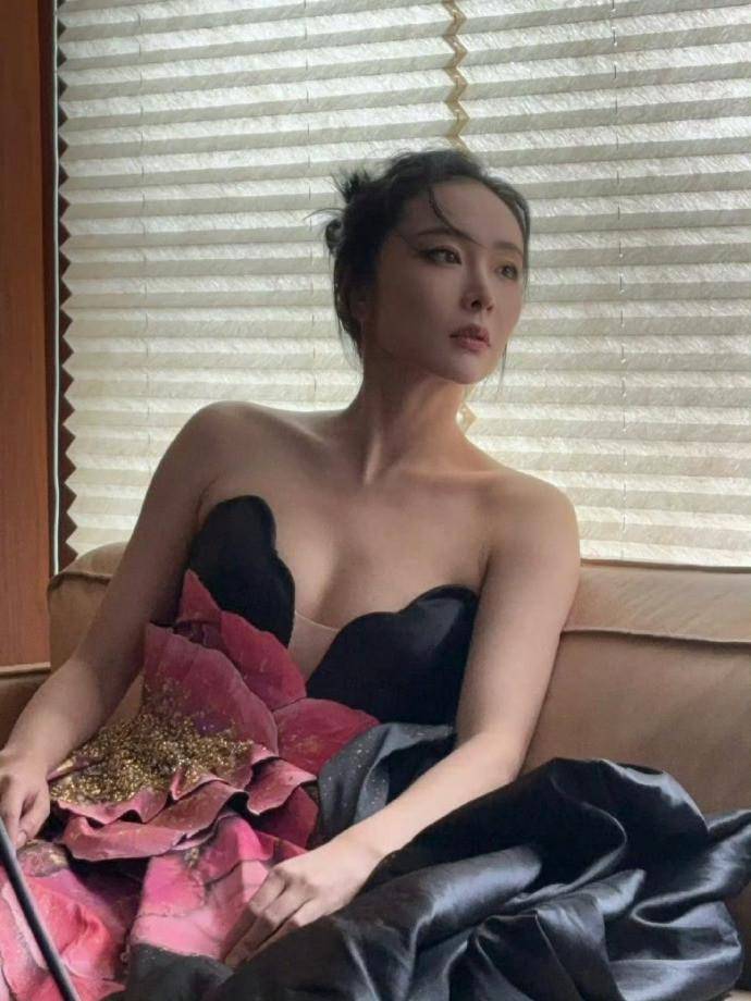 高叶一袭艺术感礼服裙惊艳众人，饱满曲线尽显成熟女性魅力-3