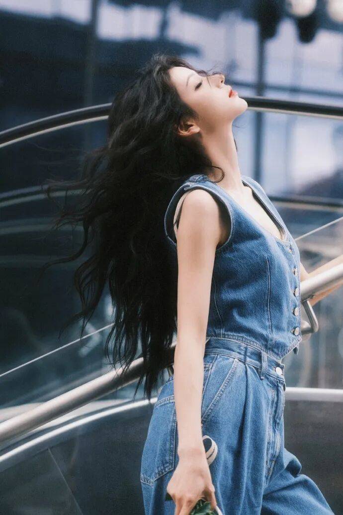 张予曦牛仔酷飒风暴来袭，飒与美交织的视觉狂欢，谁能顶得住！