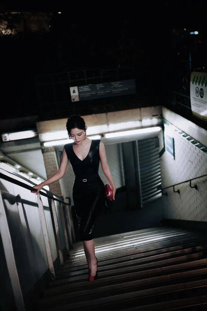 辛芷蕾穿黑色紧身皮裙露出事业线！曼妙身材性感火辣