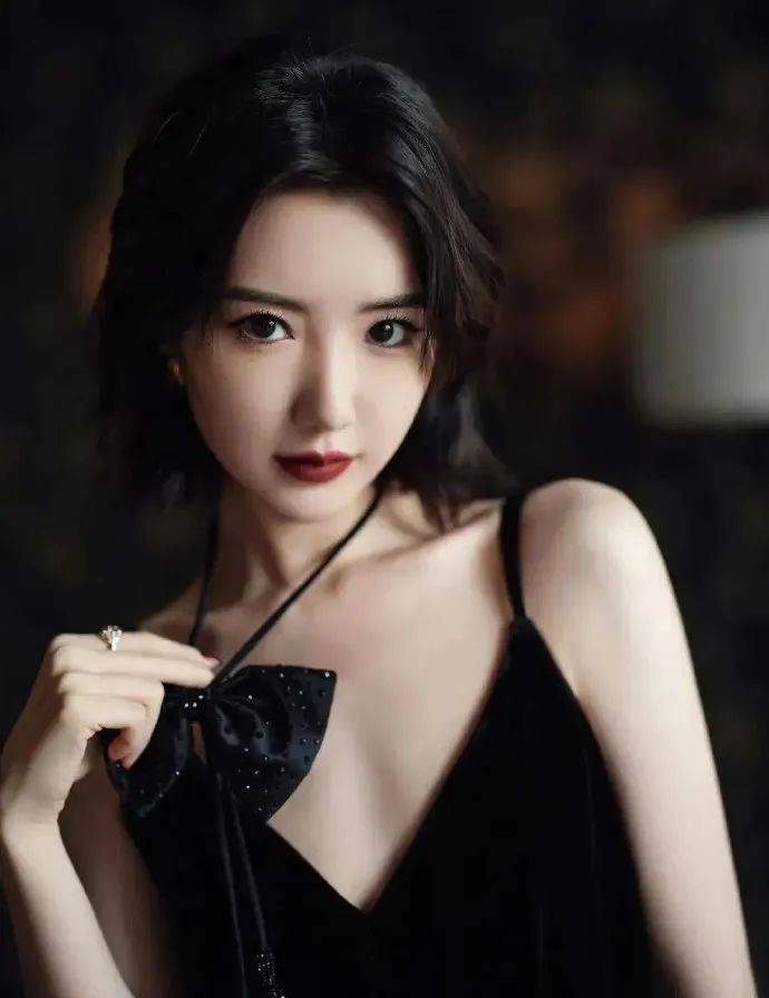 毛晓彤靓丽露出事业线！肤白貌美大长腿撩人