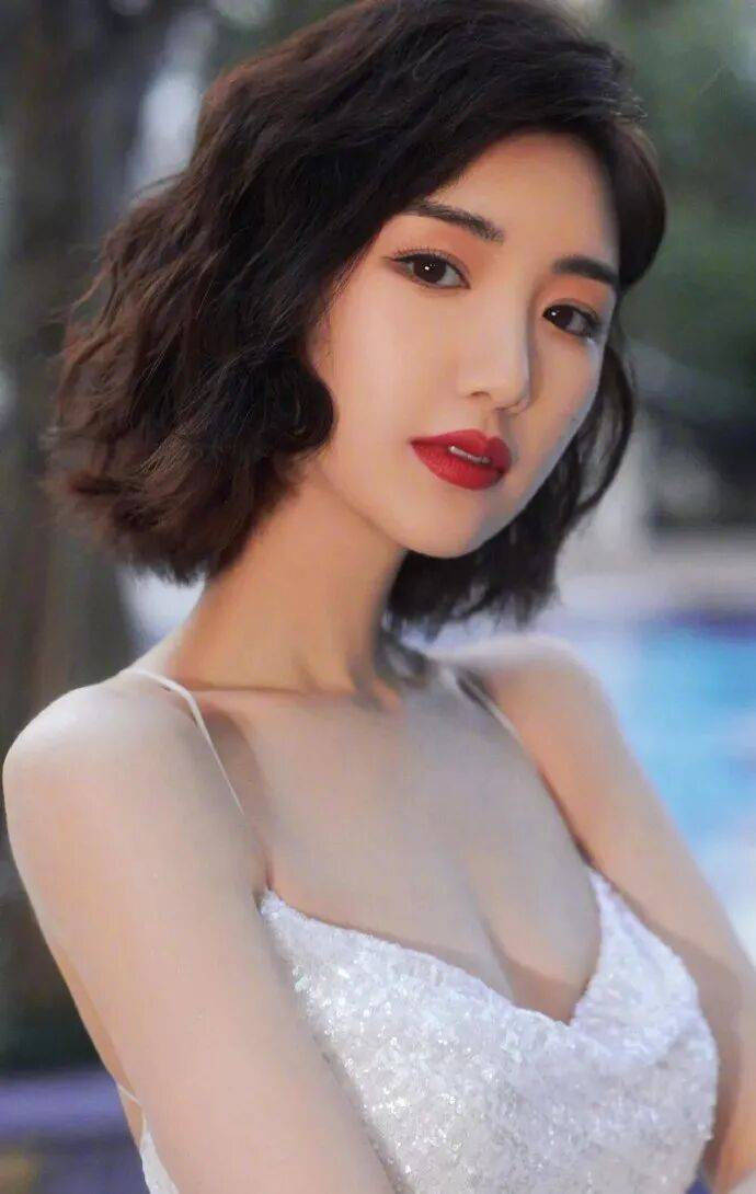 毛晓彤靓丽露出事业线！肤白貌美大长腿撩人