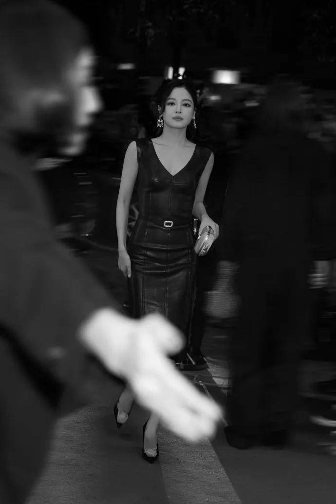 辛芷蕾穿黑色紧身皮裙露出事业线！曼妙身材性感火辣