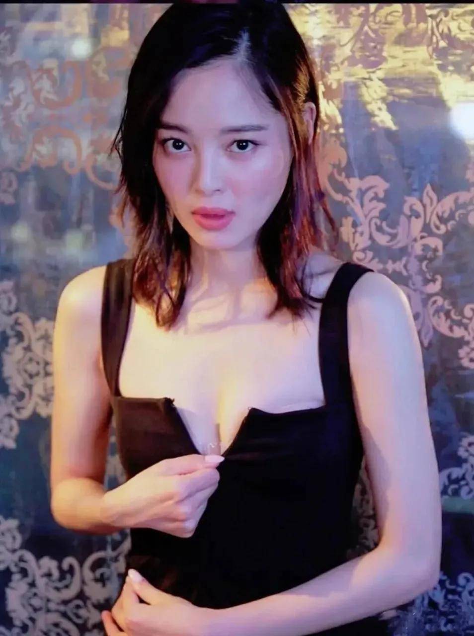 辛芷蕾穿黑色紧身皮裙露出事业线！曼妙身材性感火辣