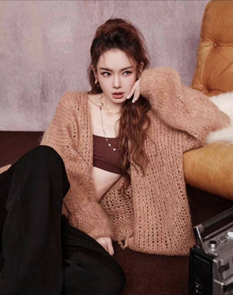 戚薇镂空针织衫搭配黑色吊带,她随性街头感的流动美学-3 戚薇镂空针织衫搭配黑色吊带,她随性街头感的流动美学