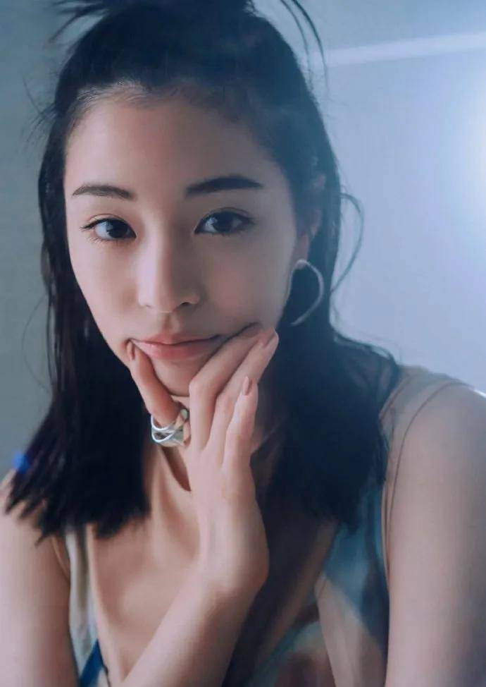 日本90后女星广濑铃绝美写真！魔鬼身材性感火辣
