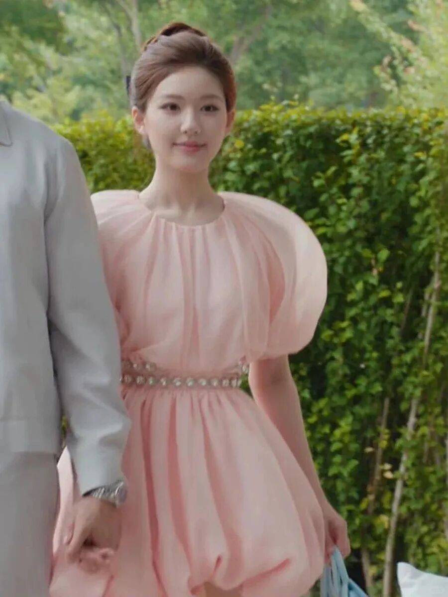 《许我耀眼》“打人包”卖断货，赵露思同款含金量还在提升-4