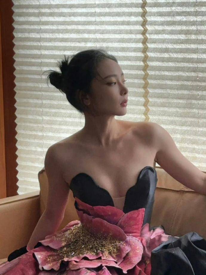 高叶一袭艺术感礼服裙惊艳众人，饱满曲线尽显成熟女性魅力-8