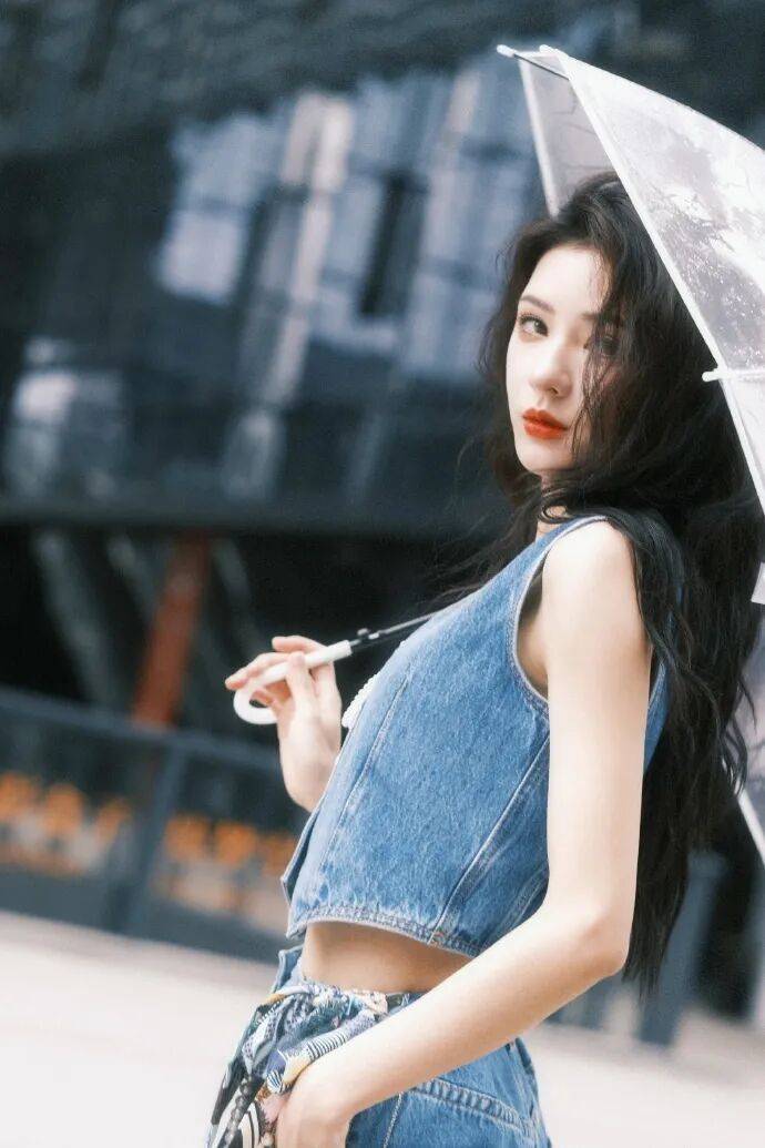 张予曦牛仔酷飒风暴来袭，飒与美交织的视觉狂欢，谁能顶得住！