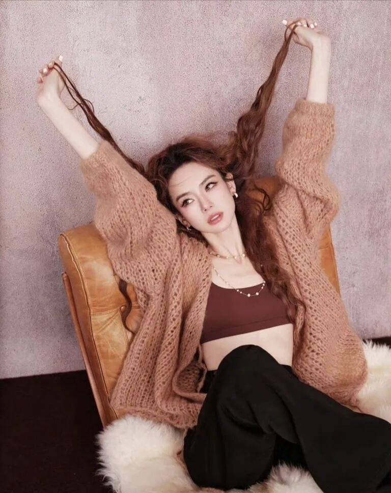 戚薇镂空针织衫搭配黑色吊带,她随性街头感的流动美学-5 戚薇镂空针织衫搭配黑色吊带,她随性街头感的流动美学