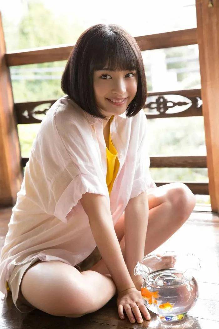 日本90后女星广濑铃绝美写真！魔鬼身材性感火辣