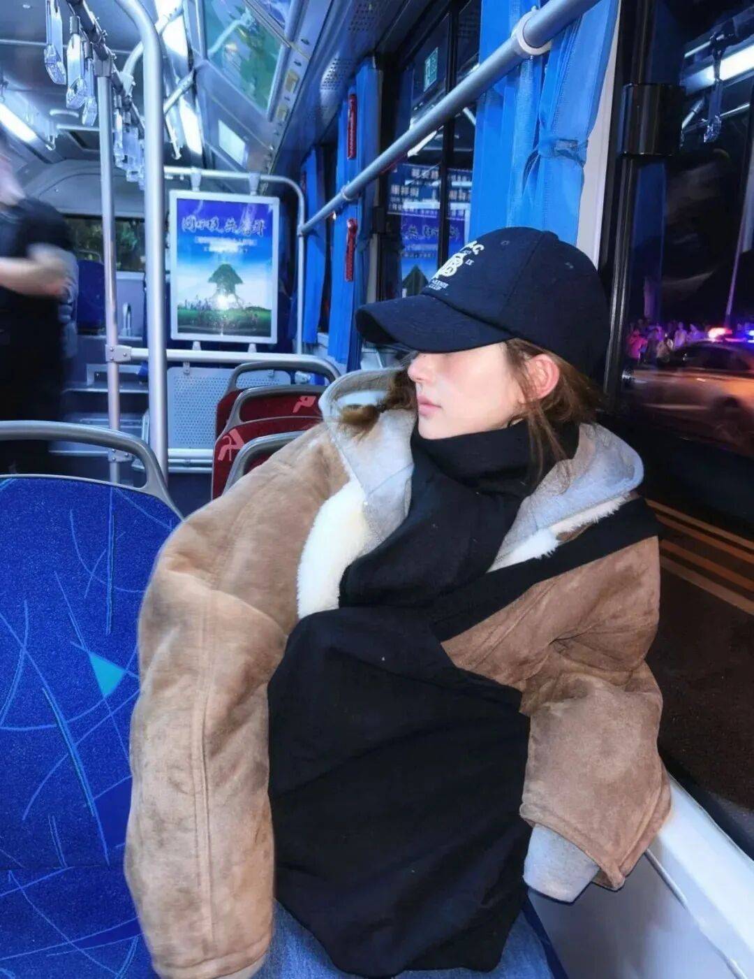 《许我耀眼》“打人包”卖断货，赵露思同款含金量还在提升-19