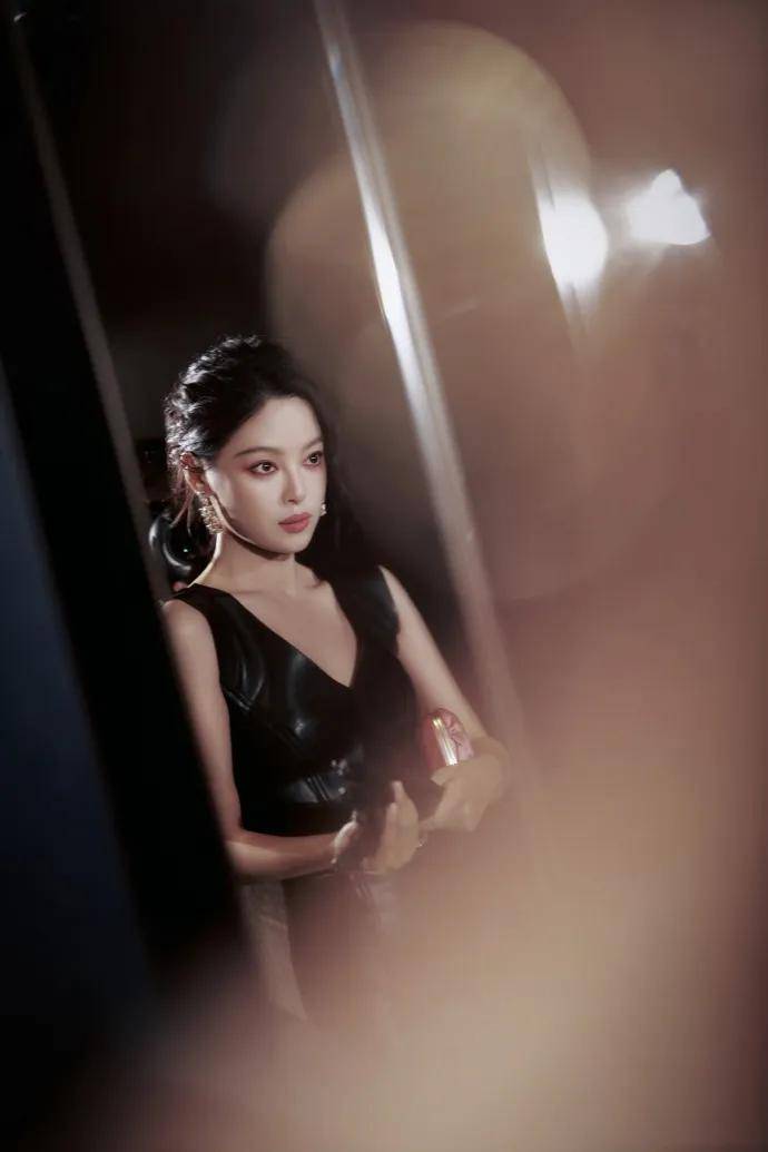 辛芷蕾穿黑色紧身皮裙露出事业线！曼妙身材性感火辣