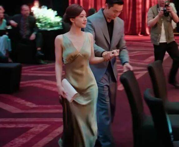 《许我耀眼》“打人包”卖断货，赵露思同款含金量还在提升-14