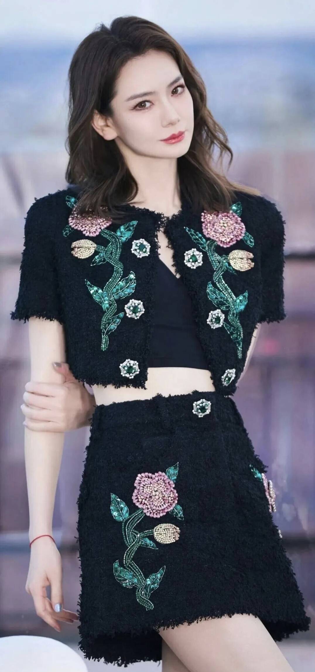 戚薇镂空针织衫搭配黑色吊带,她随性街头感的流动美学-7 戚薇镂空针织衫搭配黑色吊带,她随性街头感的流动美学